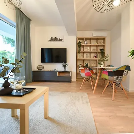 Apartment Vacation Feel - 2br With Terrace & Private Parking In Baneasa *